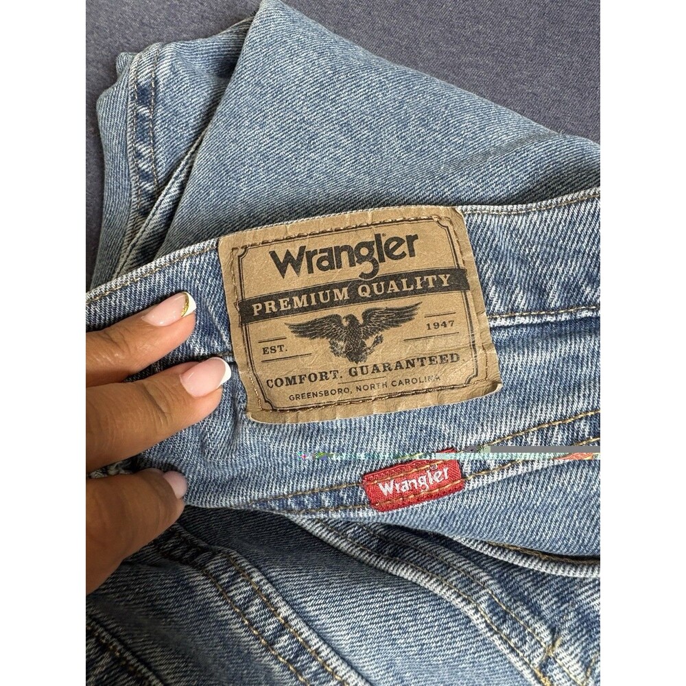 Wrangler Men’s Light Wash Blue Denim Straight Jeans Regular Mid Rise 5-Pocket